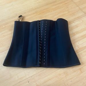 Medium training corset. Very good! Never worn because it’s a little big for me